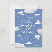 折り飛んでいる畳まれた紙飛行機どんな子供の誕生日 案内状 (正面)