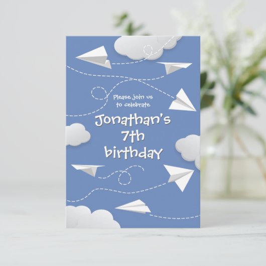 折り飛んでいる畳まれた紙飛行機どんな子供の誕生日 案内状 (スタンド正面)