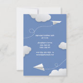 折り飛んでいる畳まれた紙飛行機どんな子供の誕生日 案内状 (裏面)