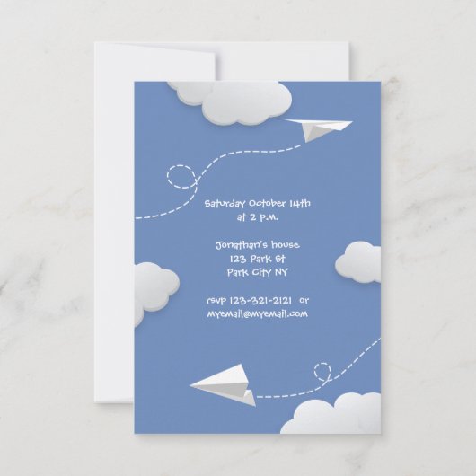折り飛んでいる畳まれた紙飛行機どんな子供の誕生日 案内状 (裏面)