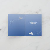 折り飛んでいる畳まれた紙飛行機の子供の誕生日 カード (内部)