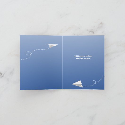 折り飛んでいる畳まれた紙飛行機の子供の誕生日 カード (内部)