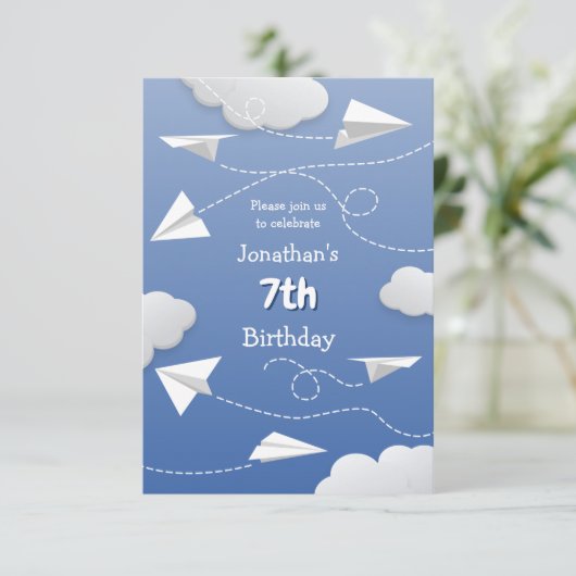 折り飛んでいる畳まれた紙飛行機の子供の誕生日 案内状 (スタンド正面)