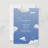 折り飛んでいる畳まれた紙飛行機の子供の誕生日 案内状 (裏面)