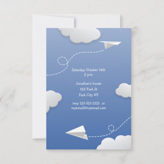 折り飛んでいる畳まれた紙飛行機の子供の誕生日 案内状 (裏面)