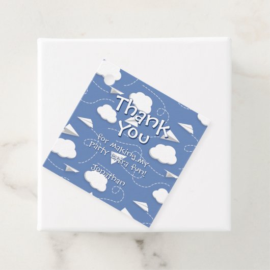 折り飛んでいる畳み紙飛行機のバースデ感謝していーザ フェイバータグ (インサイチュ)