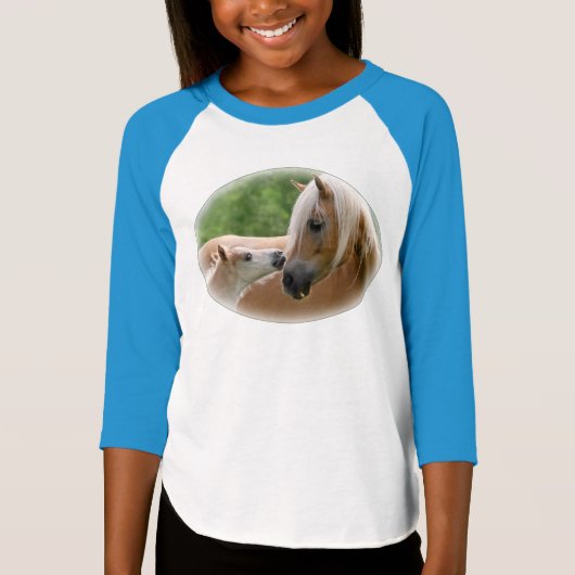 抱きしめているHaflingerのロバおよび子馬 Tシャツ (正面)