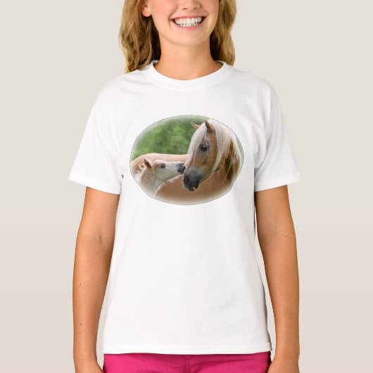 抱きしめているHaflingerのロバおよび子馬 Tシャツ (正面)
