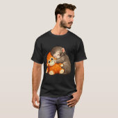 抱きしめるぬいぐるみ猿を殴るミーム Tシャツ (正面フル)