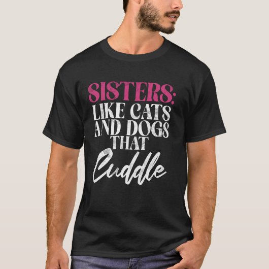 抱きしめるのが好きな猫や犬のような姉妹 Tシャツ (正面)