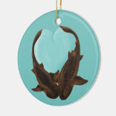 抱きしめるテンジクザメ セラミックオーナメント (左)