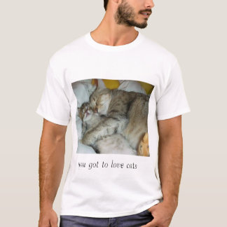 抱きしめる猫 Tシャツ
