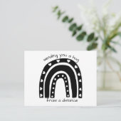 抱きしめる社会的距離の虹を ポストカード (スタンド正面)
