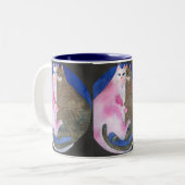 抱きしめる脂肪質猫のマグ ツートーンマグカップ (正面左)