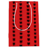 抱き枕とアルバニア国旗 ミディアムペーパーバッグ (正面)