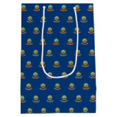 抱き枕と米国アイダホ州旗 ミディアムペーパーバッグ (裏面)