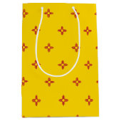 抱き枕と米国ニューメキシコ州旗 ミディアムペーパーバッグ (正面)