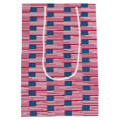 抱き枕と米国国旗 ミディアムペーパーバッグ (裏面)