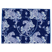 抱き枕の虎が雲に隠れて青く ラージペーパーバッグ (裏面)