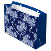 抱き枕の虎が雲に隠れて青く ラージペーパーバッグ (裏面アングル)