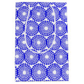 抱き枕 – 同心円の青いビーズ ミディアムペーパーバッグ (正面)