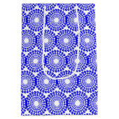 抱き枕 – 同心円の青いビーズ ミディアムペーパーバッグ (裏面)