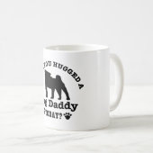 抱き締められたAのパグのお父さん今日あります コーヒーマグカップ (正面右)