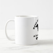 抱き締められたAのdaschundのお父さん今日あります コーヒーマグカップ (左)