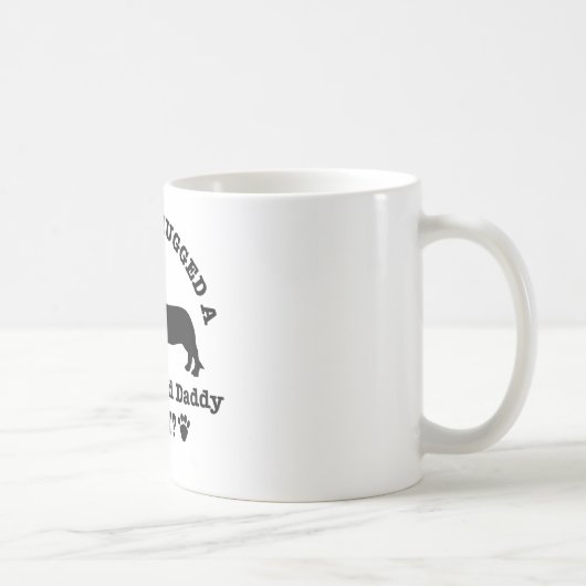 抱き締められたAのdaschundのお父さん今日あります コーヒーマグカップ (右)
