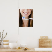 抱き締める笑顔の若い女性のクローズアップ ポスター (キッチン)