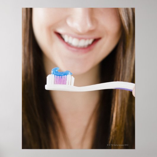 抱き締める笑顔の若い女性のクローズアップ ポスター (正面)