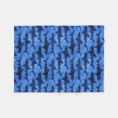 抱擁ある鮫のおもしろいな深海の青と フリースブランケット (正面(横))