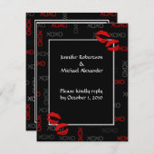 抱擁およびキスの黒く赤い結婚式の応答カード 出欠カード (正面/裏面)