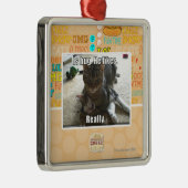 抱擁はあります。 彼は好みます メタルオーナメント (右)