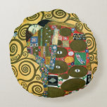 『抱擁』(The Embrace) by Gustav Klimt ラウンドクッション<br><div class="desc">『抱擁』(The Embrace) (1909) by Gustav Klimt. ヴィクトリア時代のシンボリズム芸術による、愛とロマンスを描いた若いカップルの抱擁の絵画。ストックレット・フリージェは、ブリュッセルのパレス・ストックレットの食堂のために依頼された3つのモザイクシリーズ。
アーティストについて:
グスタフ・クリムト(Gustav Klimt、1862-1918)は、オーストリアのシンボリズム画家で、ウィーンのアール・ヌーヴォー運動の最も著名なメンバーの一人。</div>