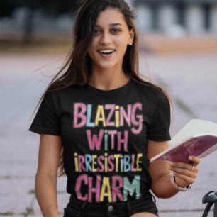 抵抗し難いチャーム Tシャツ