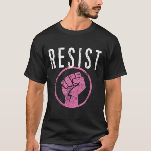抵抗の一部である拳Tシャツに抵抗 –  Tシャツ (正面)