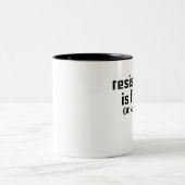 抵抗は役に立たないコーヒー・マグです ツートーンマグカップ (中央)