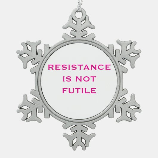 抵抗は無用のスノーフレークではない スノーフレークピューターオーナメント (正面)