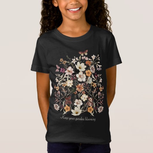 押されたフラワーズワイルドフラワーズ文字ガールコテージコア Tシャツ (正面)