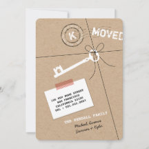 押されたモノグラムのパッケージ及び鍵の家の暖まるパーティー