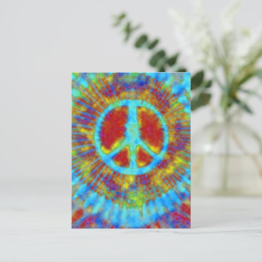 抽象的でサイケデリックな絞り染めのピースサイン ポストカード (スタンド正面)