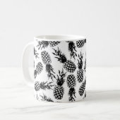 抽象的でモダンな白黒のパイナップルパターン コーヒーマグカップ (正面左)