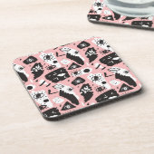 抽象的でモダンな目及び唇パターン コースター (左側)