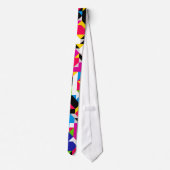 抽象的で幾何学的で赤いピンクの青くカラフルなパターン ネクタイ (裏面)