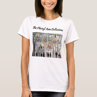 抽象的なアートと向き合う影の人々 Tシャツ