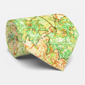 抽象的なイロハカエデの葉が引っかいた地面の上に、ベージュ色 ネクタイ (ロール)