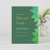 抽象的なグリーンのピーコックの羽根を使った結婚式の招待状 招待状 (スタンド正面)