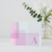 抽象的なソフトパープルピンクマーブルの色のモノグラム ポストカード (スタンド正面)