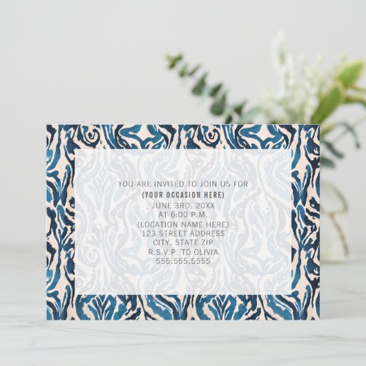 抽象的なブルーのイカット柄パーティー 招待状 (スタンド正面)